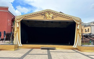 Театральный дворик