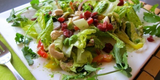 Цель - не набрать вес. Как приготовить полезный салат и волшебный соус?