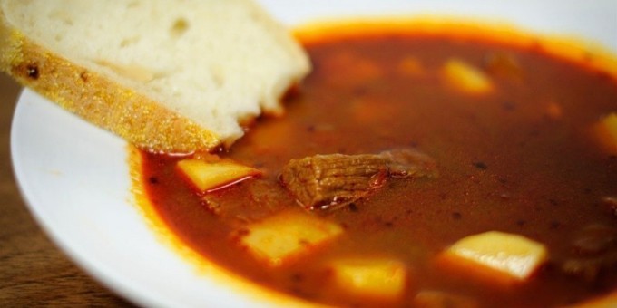 Теплый зимний суп-гуляш на томатном пюре