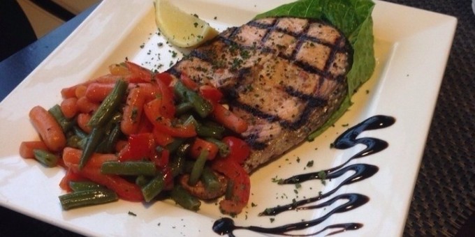 Стейк из семги с овощами кафе "Chaplin"