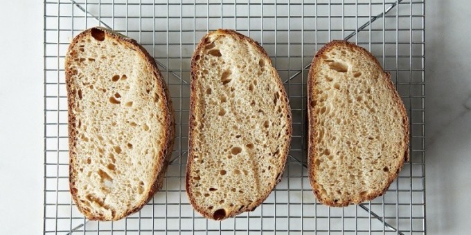 Что можно сделать с черствым хлебом? 10 хозяйственных способов