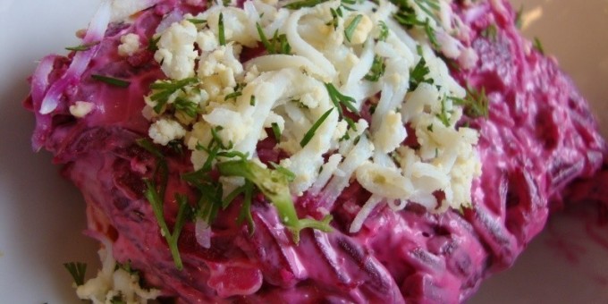 Овощной салат с сельдью с брусничным соусом