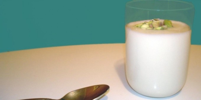 Молочный пудинг с фисташками и кардамоном