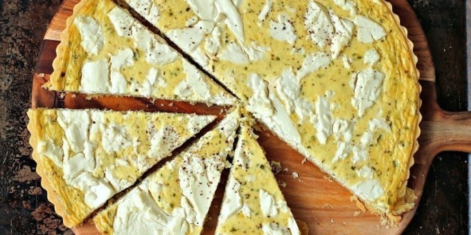 Сметанный пирог с сыром и луком-пореем