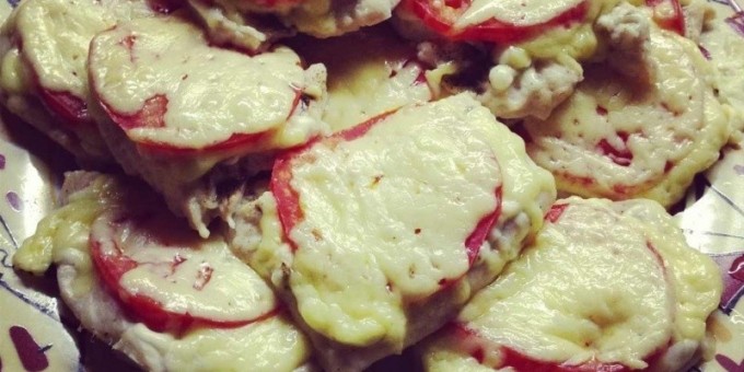 Мяско по французски с помидорами и сыром