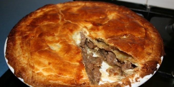 Очень простой рецепт мясного пирога на дрожжевом тесте