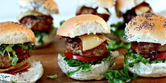 Мини-гамургеры из говядины с соусом барбекю