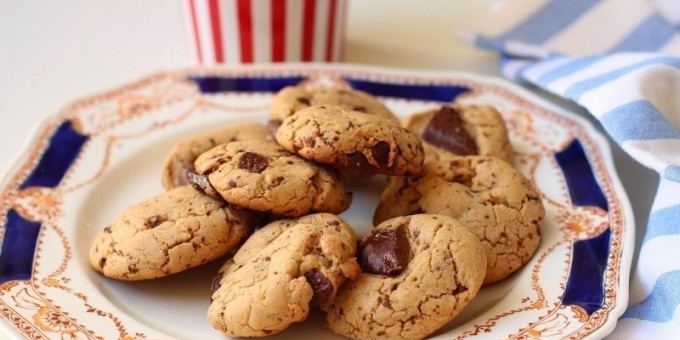 Печенья из арахисовой пасты и масла с кусочками шоколада