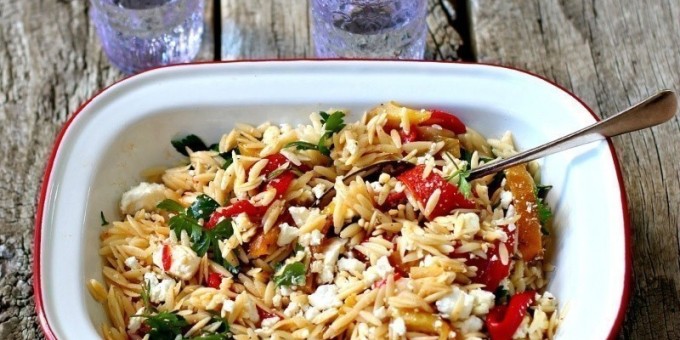 Рисовый салат с жареным сладким перцем и сыром фета