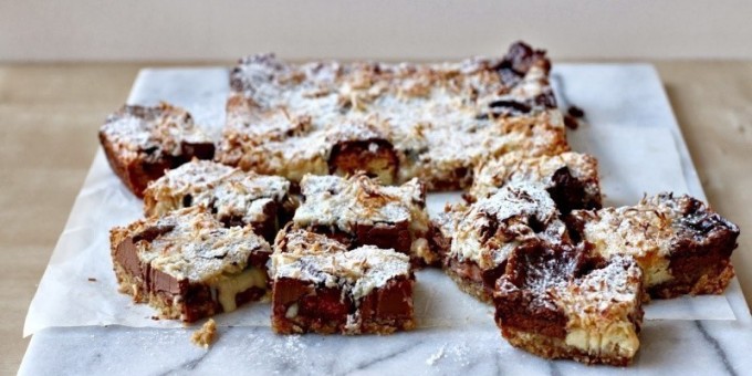 Шоколадные холодный десерт из конфет со сгущенным молоком