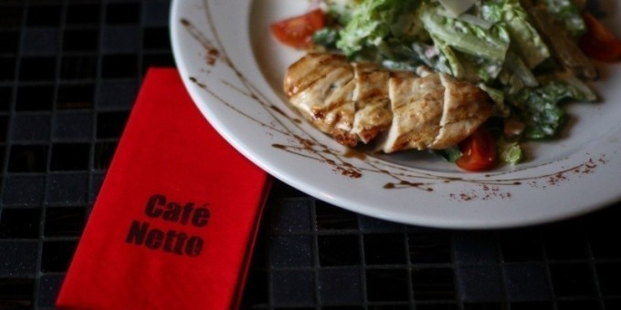 Салат «Цезарь» с грилированной курицей в Cafe Netto