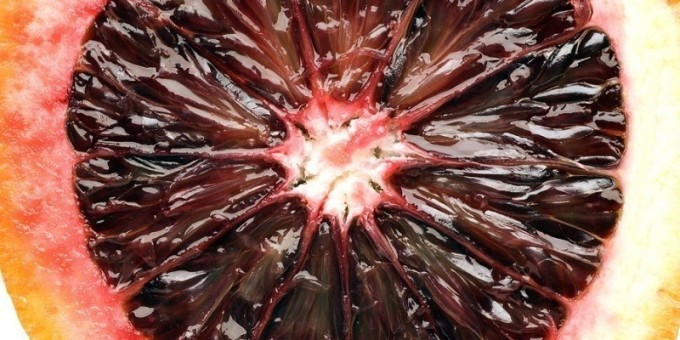 Кровавый апельсин родом из Сицилии