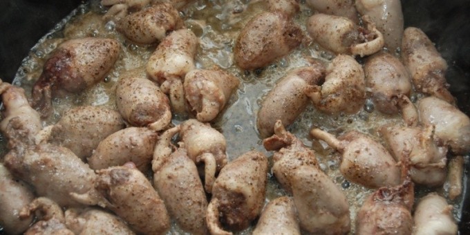 Куриные сердечки с рисом тушеные в сметанном соусе