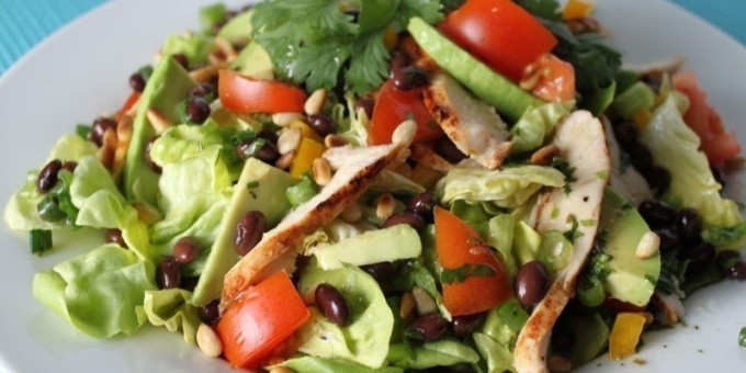 Весенний салат с фасолью и курицей