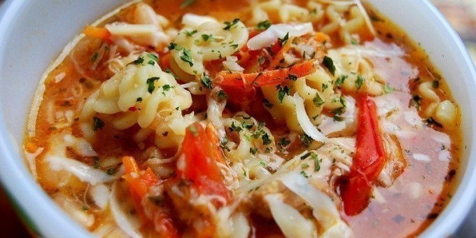 Куриный суп с овощами и специями в горшочке