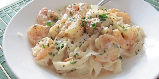 Самая популярная паста Америки - феттучини альфредо с креветками
