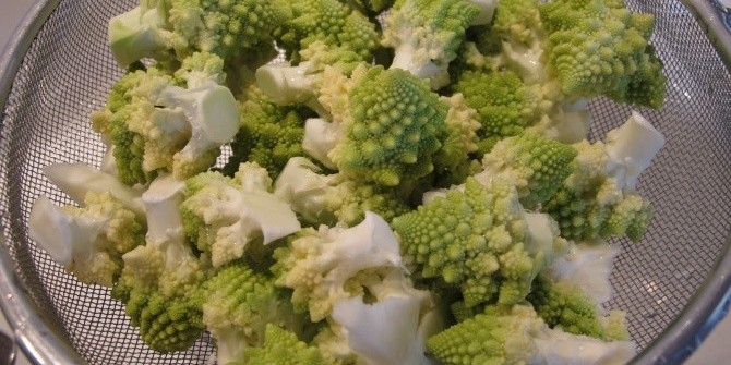 Салат из капуста романеско с анчоусами и каперсами