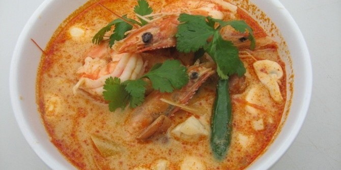 Густой суп из плавленного сырка и порции креветок