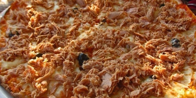 Домашняя «без сырная пицца» с консервированным тунцом и помидорами