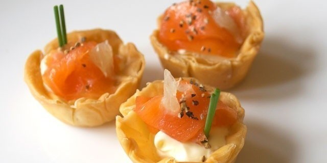 Закуска из семги и оливок в тарталетках