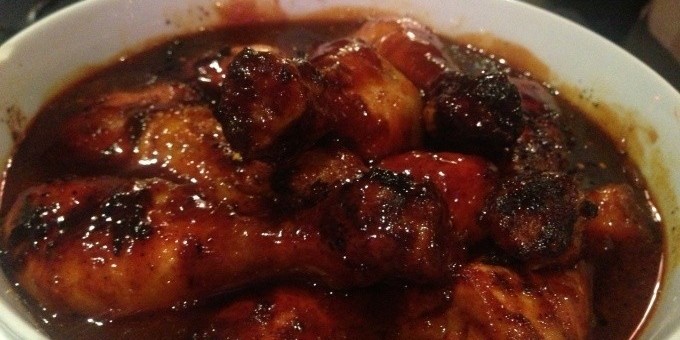 Повар одевает противогаз для приготовления самого острого в мире соуса для куриных ножек