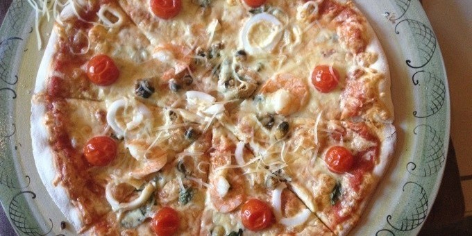 Настоящая итальянская пицца с морепродуктами в ресторане «Gusto giusto»