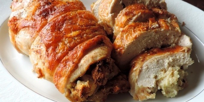 Начинка для сандвича: Куриный рулет с курагой и песто