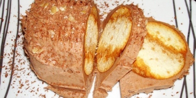 Замороженный десерт со сливками и печеньем