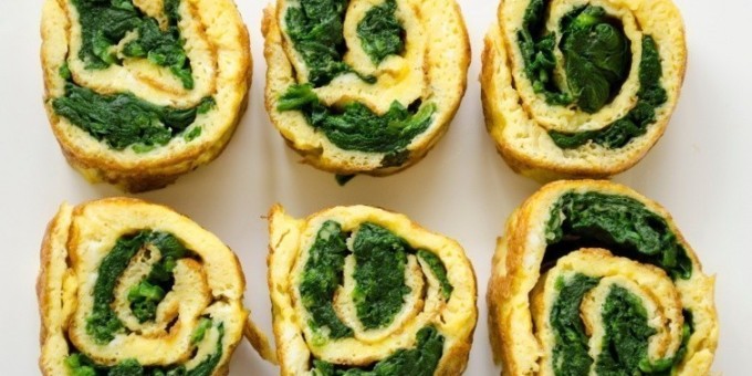 Ролл из омлета со спаржевой фасолью на завтрак