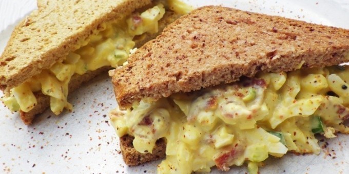 Сэндвич с яичным салатом на завтрак