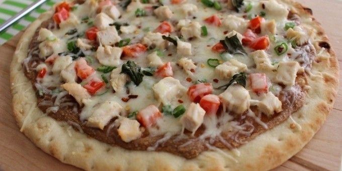 Острая пицца с курицей и арахисом «по-тайски»
