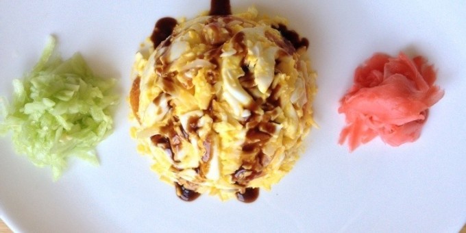 Домашний салат из маринованных кальмаров с яйцом и овощами