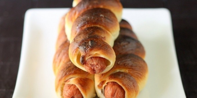 Венские сосиски в пышном дрожжевом тесте