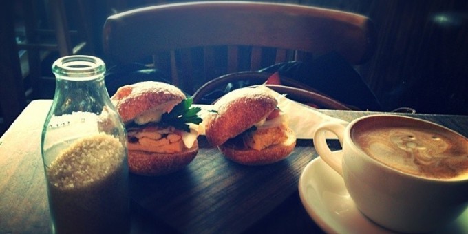 Придорожное кафе, жаркое утро, крепкий кофе - завтрак по-американски