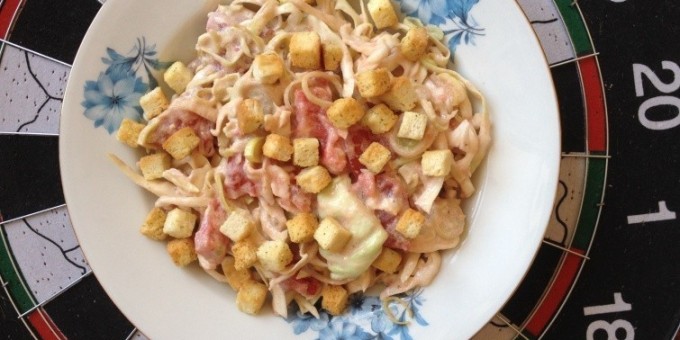 Летний овощной салат с соусом на основе бальзамического уксуса