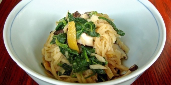 Адски вкусно и полезно — салат из морской капусты с кальмарами