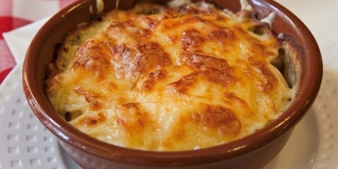 Простая запеканка из молодого картофеля с сыром