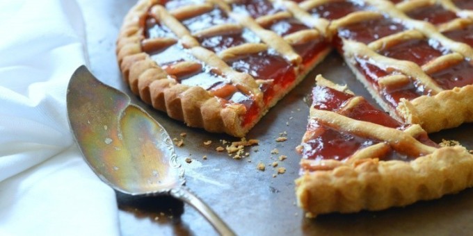 Пирог из песочного теста с вареньем