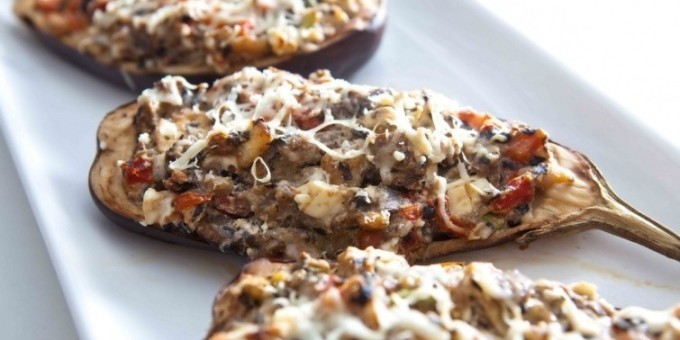Баклажаны с грибами и фаршем под сырной корочкой