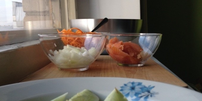 Двухслойный рулет с лососем и сырно-луковым соусом