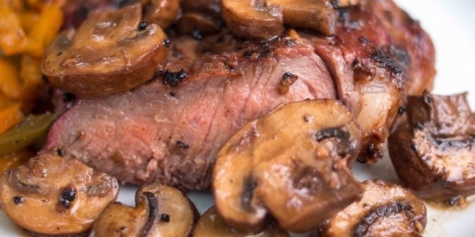 Сытное мясо по-боярски с грибами