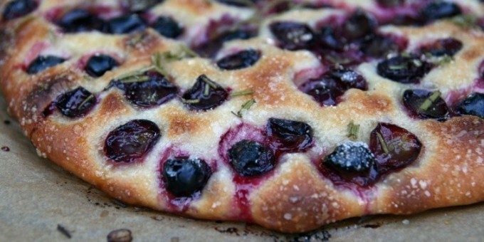 Сладкая итальянская фокаччо с виноградом