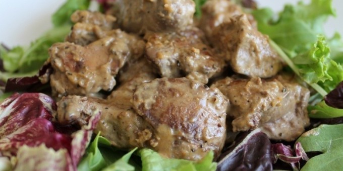 Салат из куриной печени с морковью и фасолью