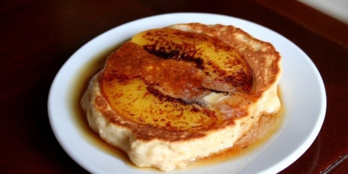 Пористые оладьи с персиками