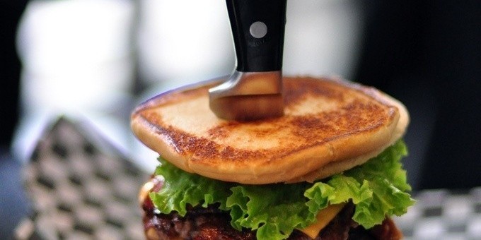 Оригинальная подача гамбургера и немного фактов о нем