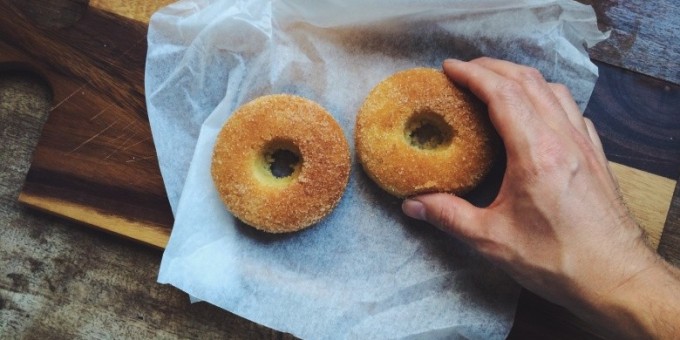 Пончики на кефире с изюмом