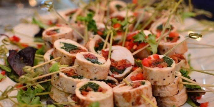 Рулет из куриного фарша с оливками и вялеными томатами