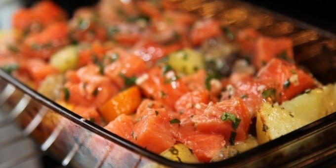 Картофель с копченой рыбой в духовки, с минимальными трудозатратами