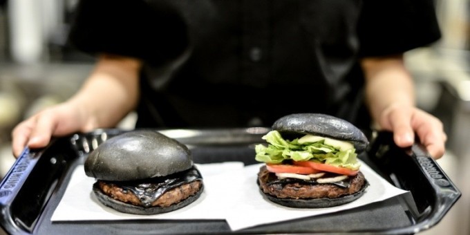 Burger King в Японии предложил черные бургеры