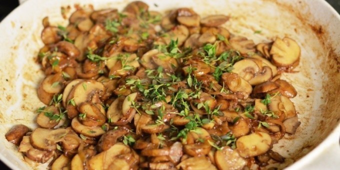 Жареные шампиньоны с чесноком и хересом